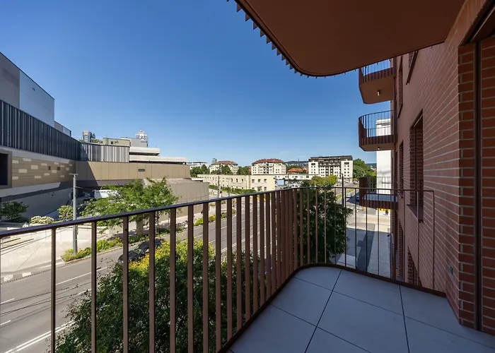 Zwirn Design Near Nivy Station & Downtown *