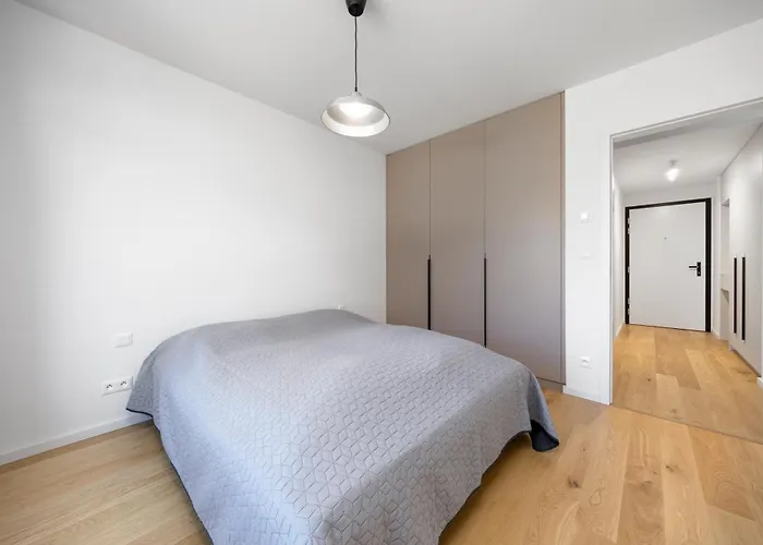 Zwirn Design Near Nivy Station & Downtown *