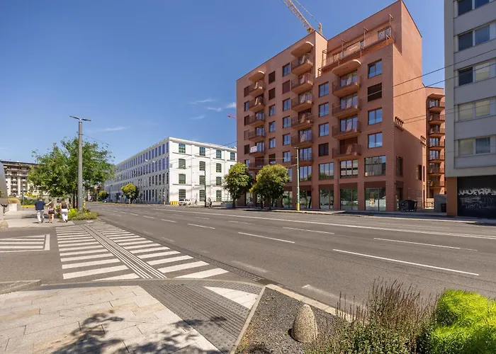 Zwirn Design Near Nivy Station & Downtown *