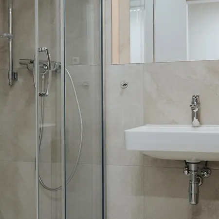 Zwirn Design Near Nivy Station & Downtown Daire *